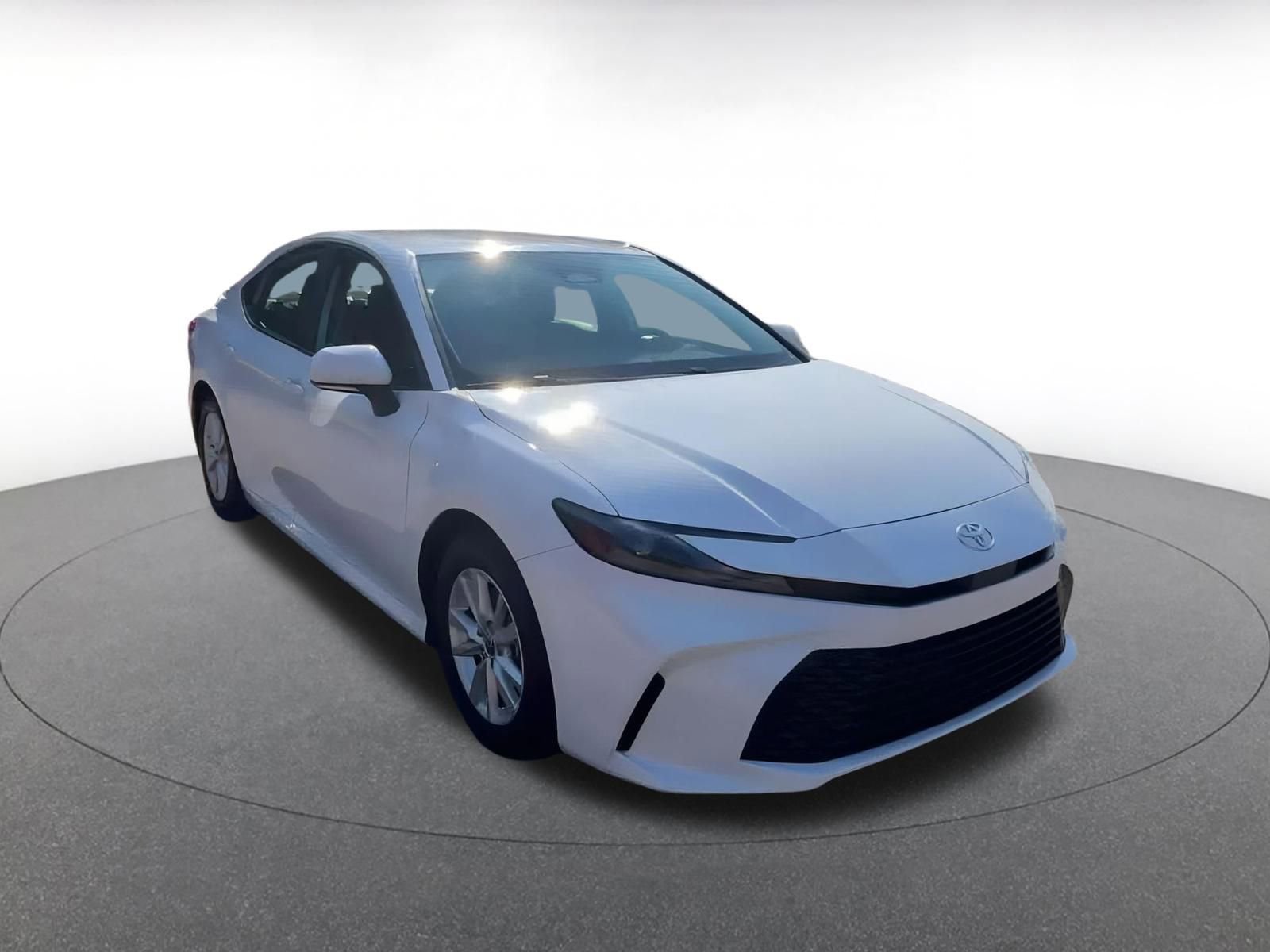 Used 2025 Toyota Camry LE image 3