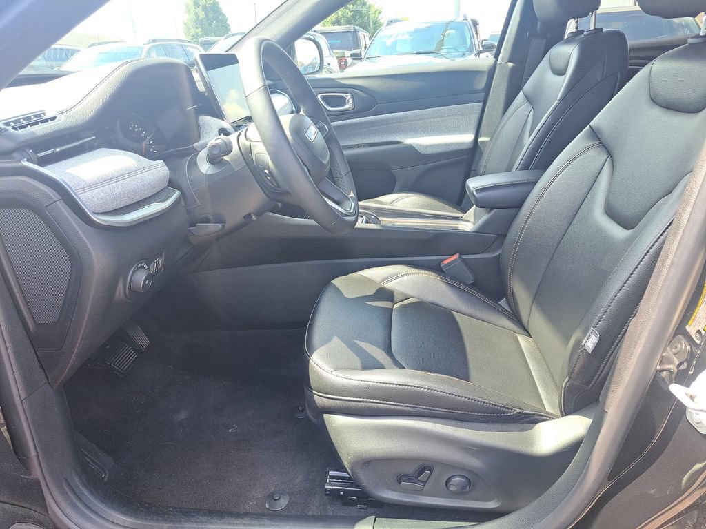 Used 2024 Jeep Compass Latitude w/ Sun and Sound Group AWD/4WD image 30