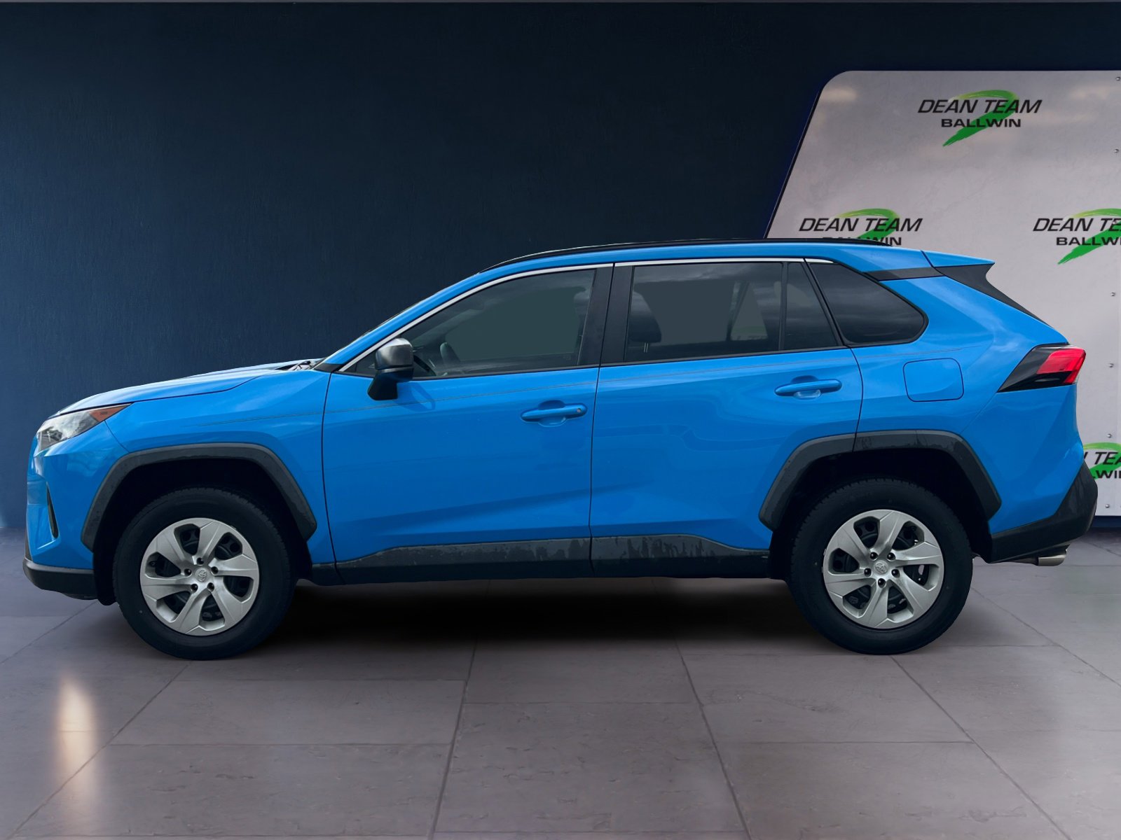Used 2019 Toyota RAV4 LE FWD image 4