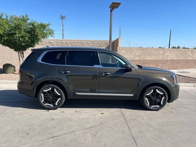 Used 2023 Kia Telluride EX w/ EX Captain's Chair Package image 5