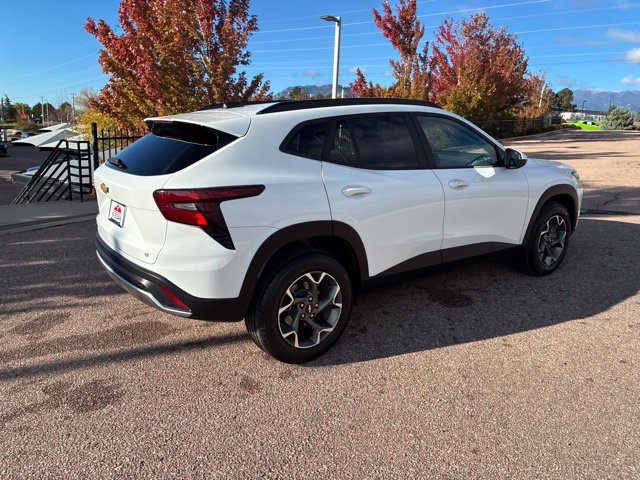 Used 2025 Chevrolet Trax LT w/ LT Convenience Package FWD image 7