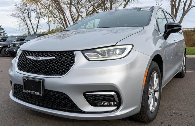 New 2026 Chrysler Pacifica Limited w/ Uconnect Theater Family Group image 2