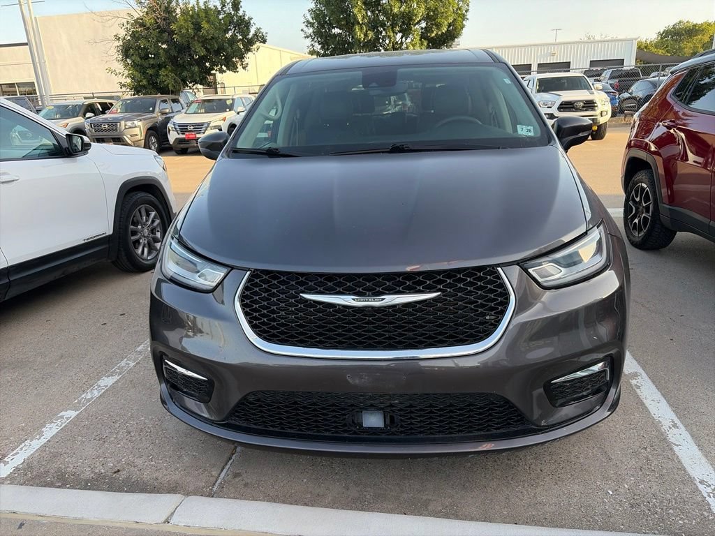 Used 2023 Chrysler Pacifica Touring-L FWD image 3