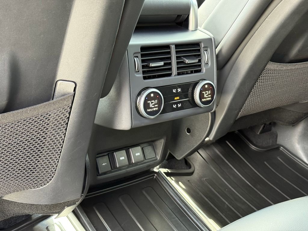 Used 2024 Land Rover Discovery Dynamic SE image 12