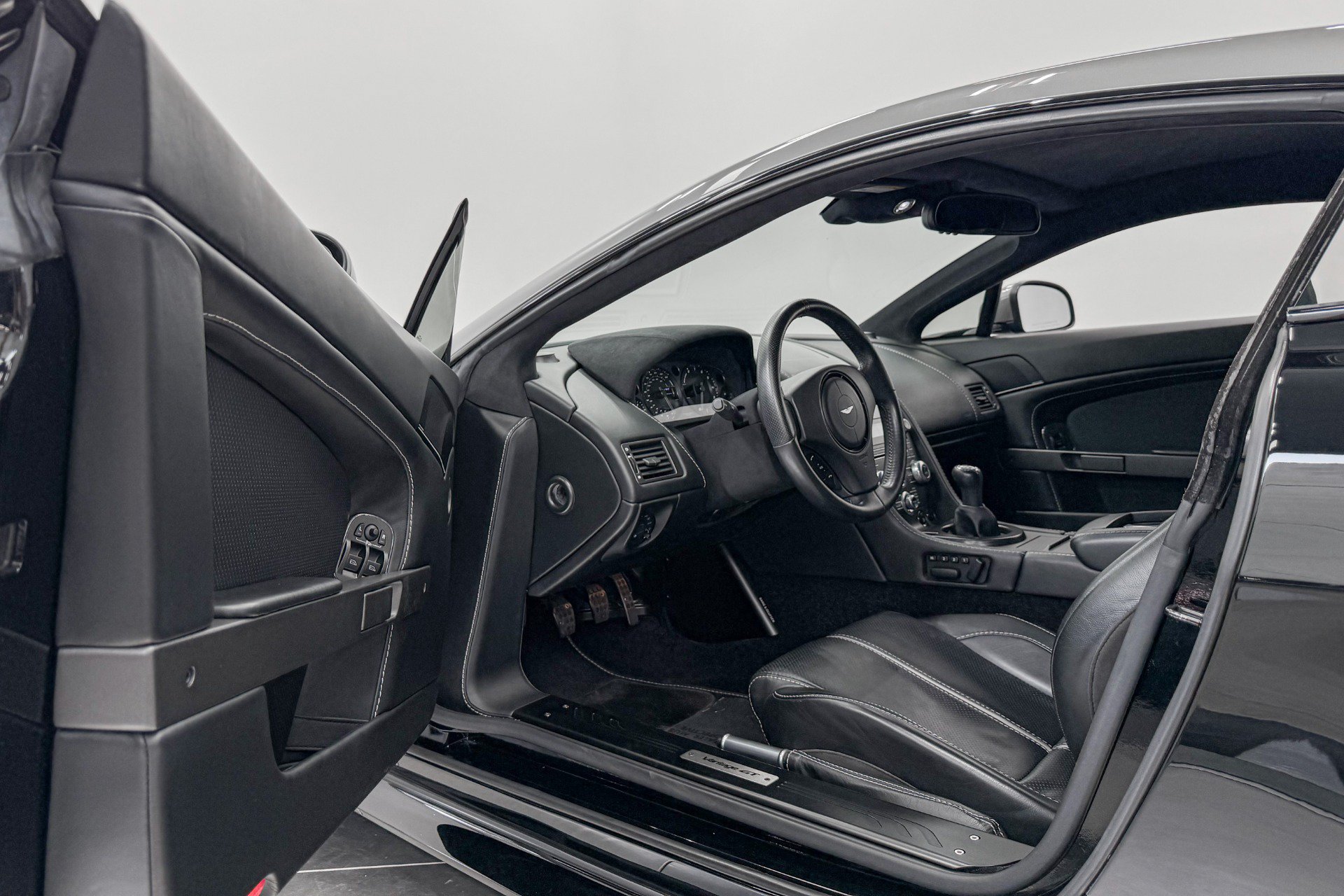 Used 2015 Aston Martin V8 Vantage GT RWD image 21