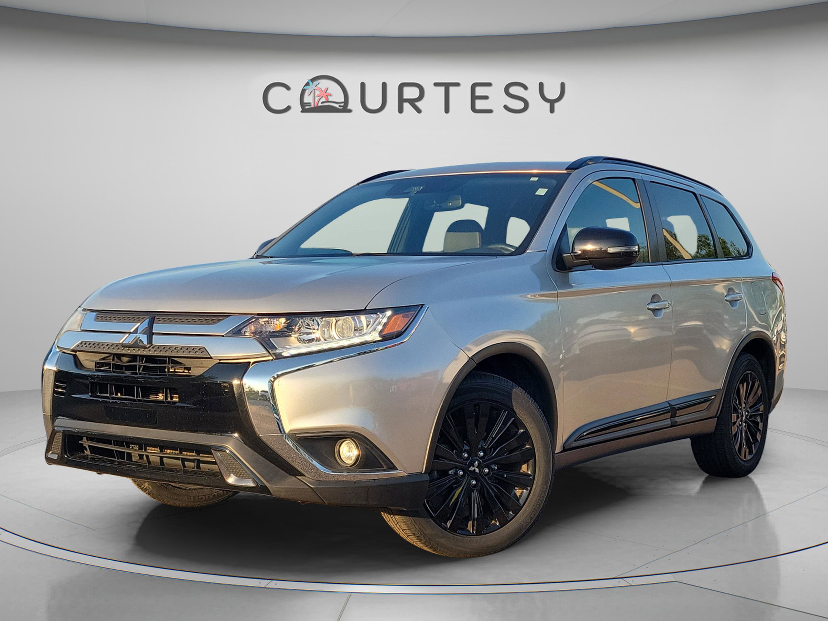 Used 2020 Mitsubishi Outlander SE image 1
