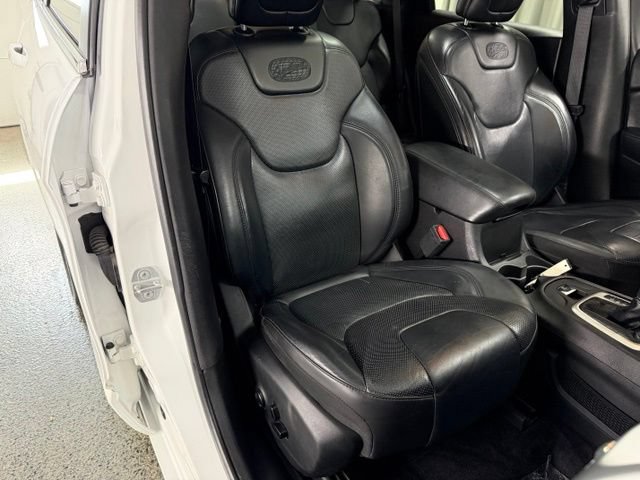 Used 2017 Jeep Cherokee Overland w/ Technology Group AWD/4WD image 24