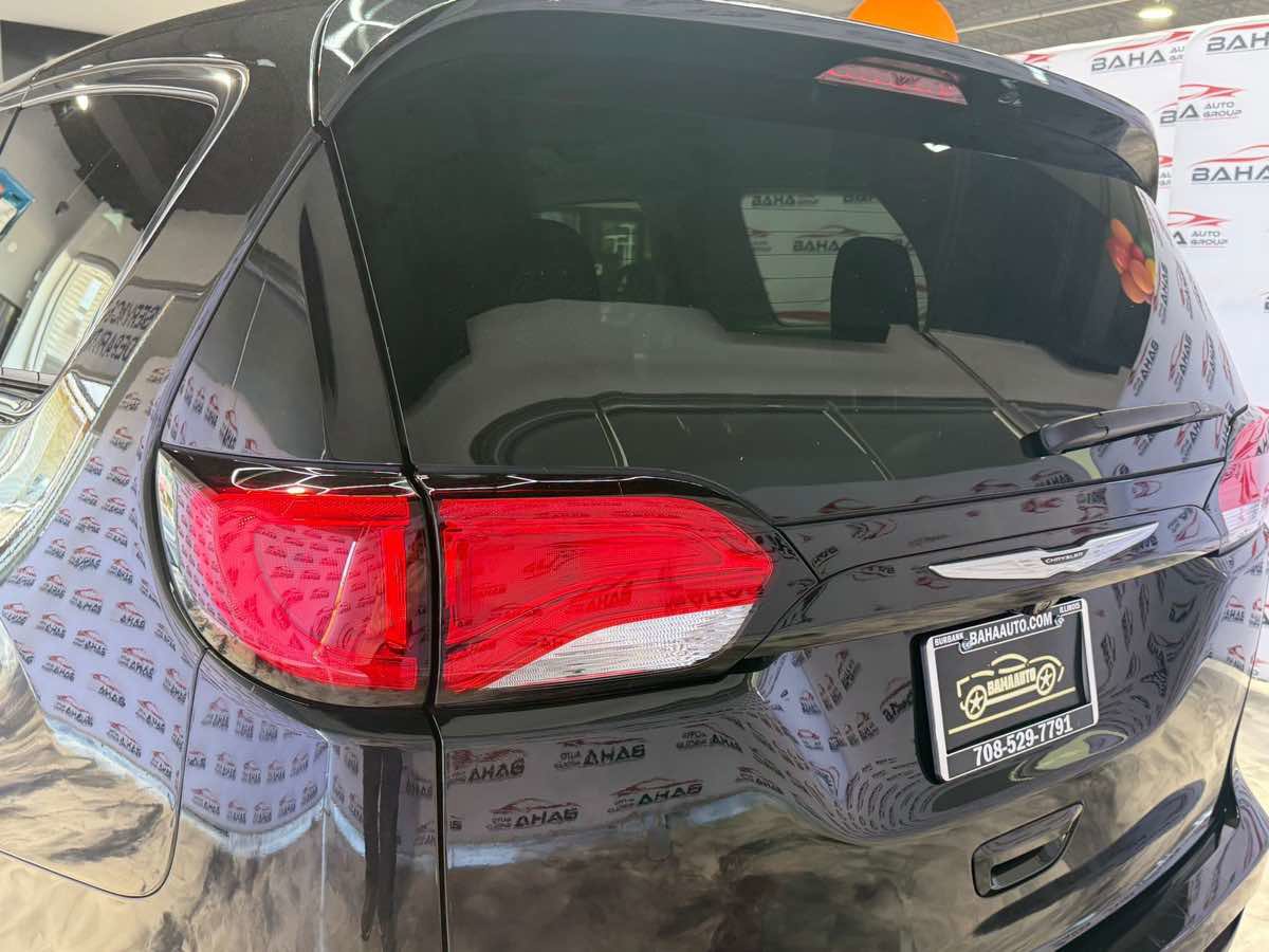 Used 2022 Chrysler Voyager LX image 9