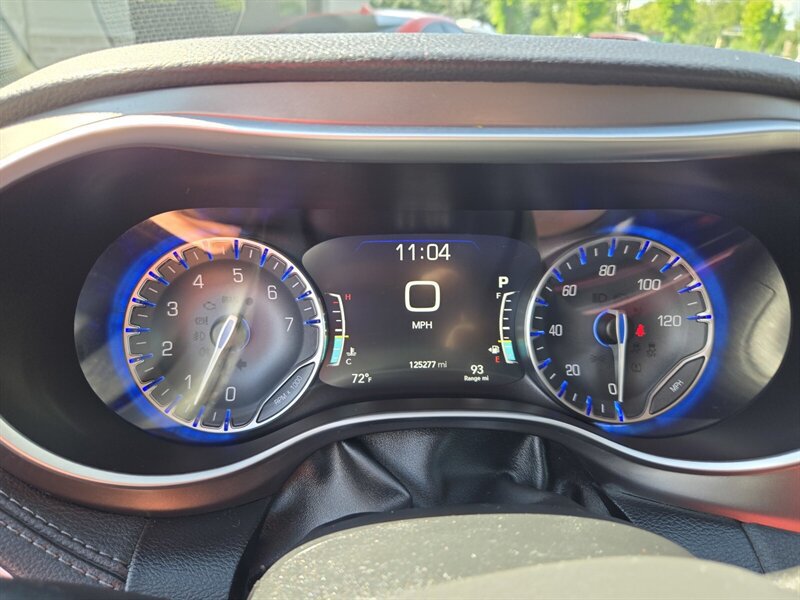Used 2017 Chrysler Pacifica Limited FWD image 15