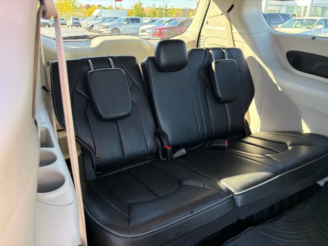 Used 2018 Chrysler Pacifica Limited w/ Tire & Wheel Group FWD image 16
