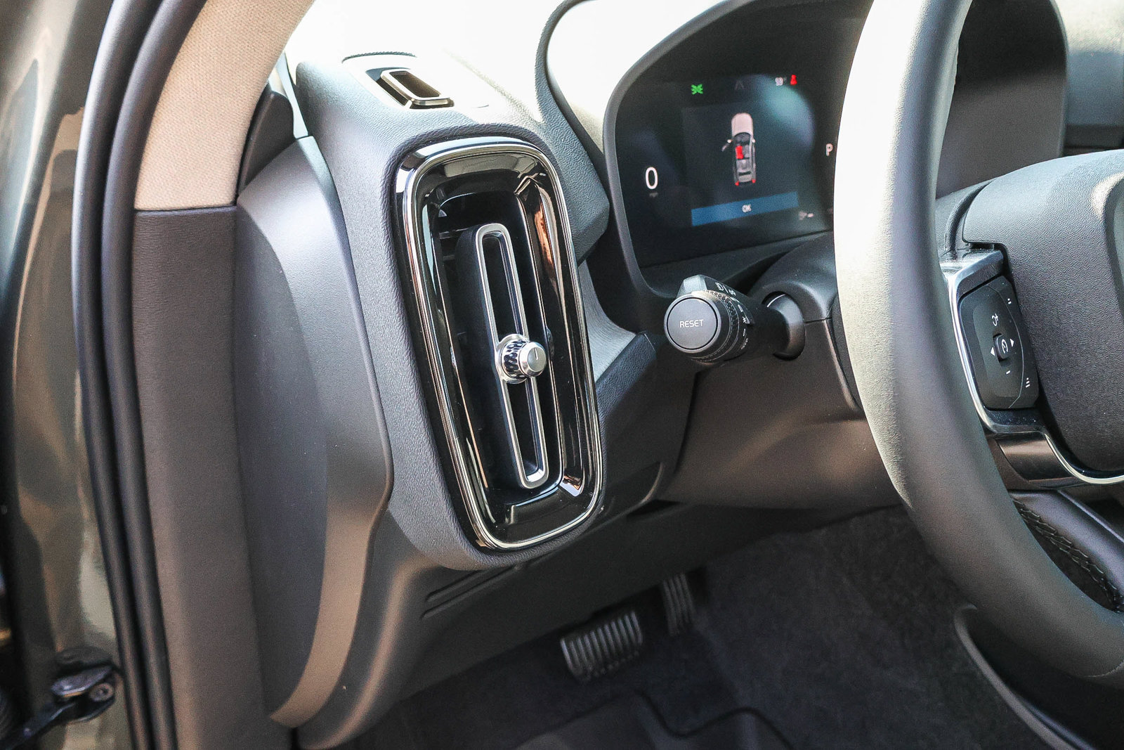 Used 2026 Volvo XC40 B4 Plus w/ Climate Package FWD image 30