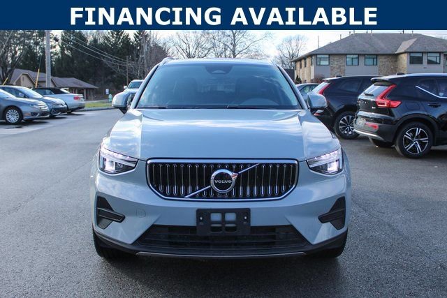 Used 2025 Volvo XC40 B5 Plus image 3