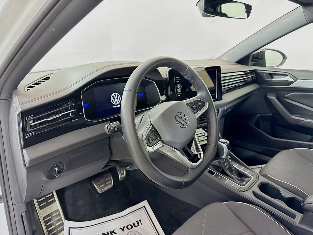 Used 2025 Volkswagen Jetta Sport image 9