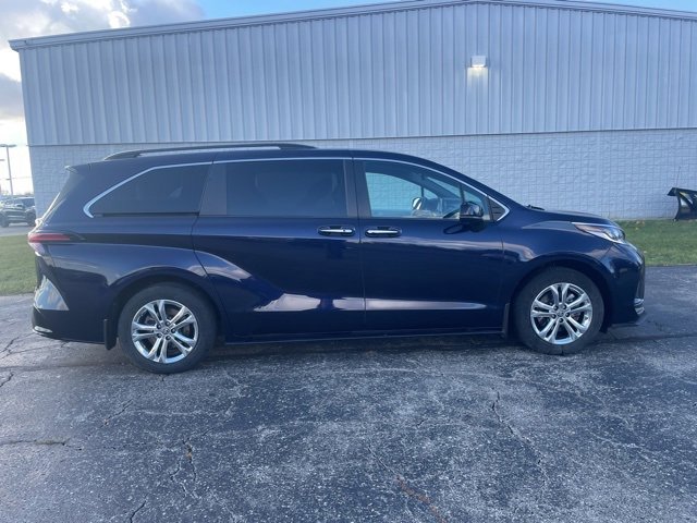 Used 2022 Toyota Sienna XSE image 18