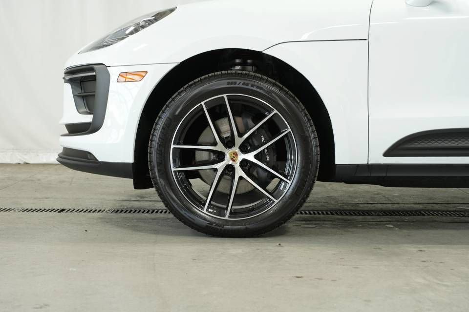 Certified 2025 Porsche Macan AWD/4WD image 41