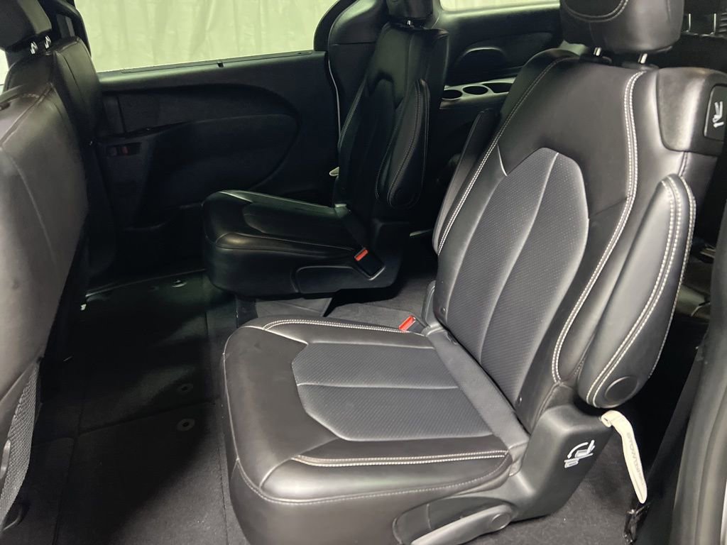Used 2025 Chrysler Pacifica Select image 16