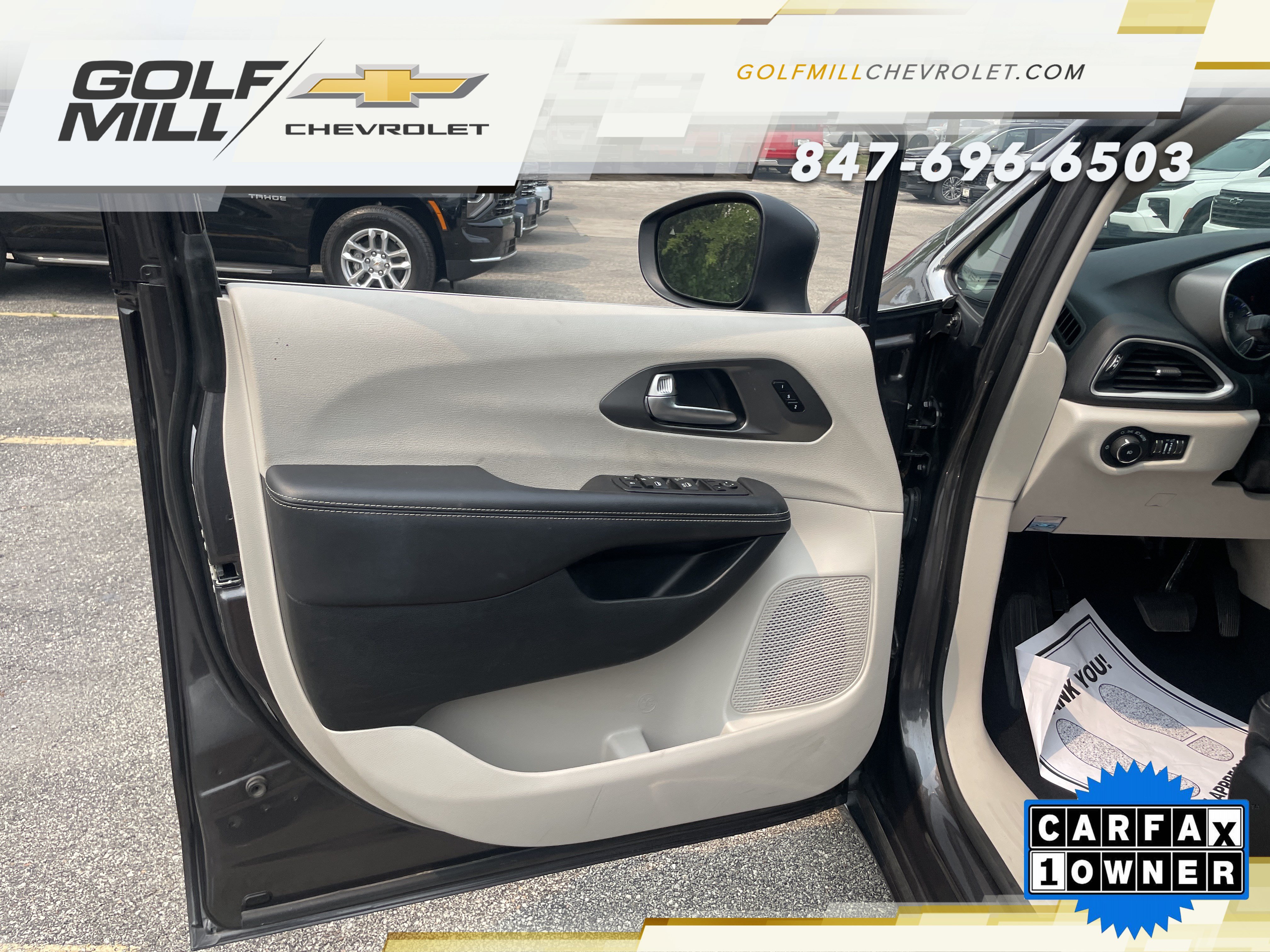 Used 2023 Chrysler Pacifica Touring-L FWD image 13