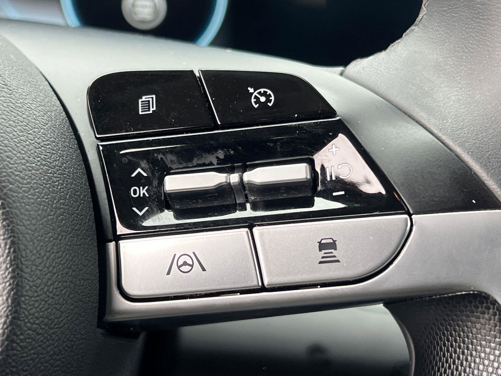 Used 2023 Hyundai Elantra SEL w/ Convenience Package image 25