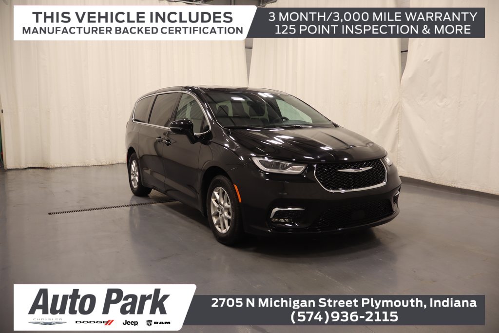 Used 2025 Chrysler Pacifica Select image 1