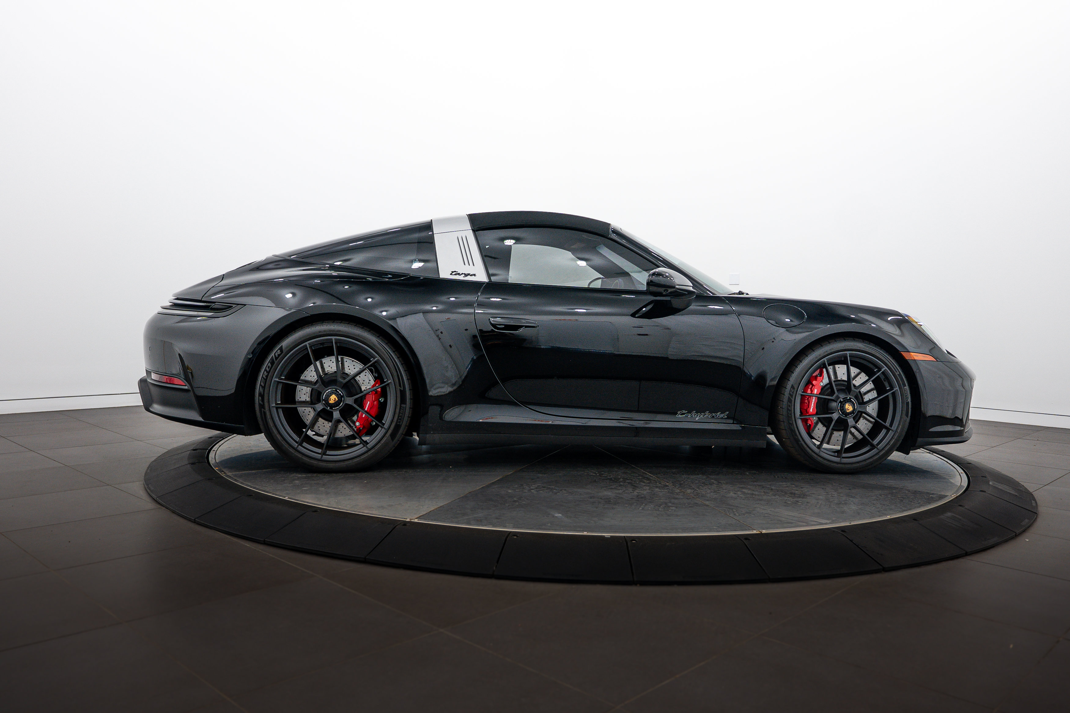 Certified 2025 Porsche 911 Targa 4 GTS AWD/4WD image 33