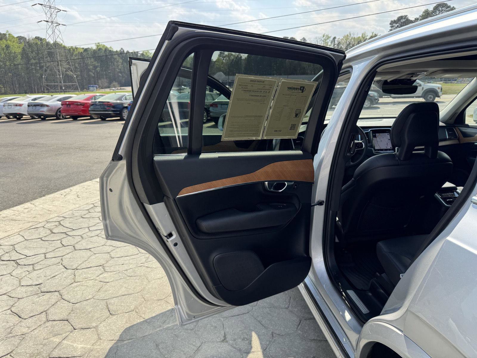 Used 2022 Volvo XC90 T6 Momentum w/ Climate Package AWD/4WD image 9