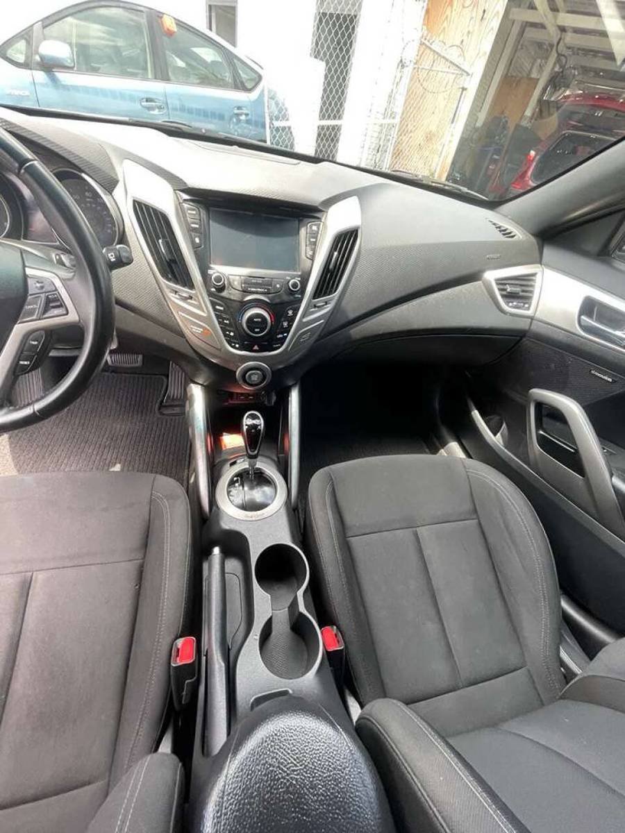 Used 2017 Hyundai Veloster Value Edition FWD image 8