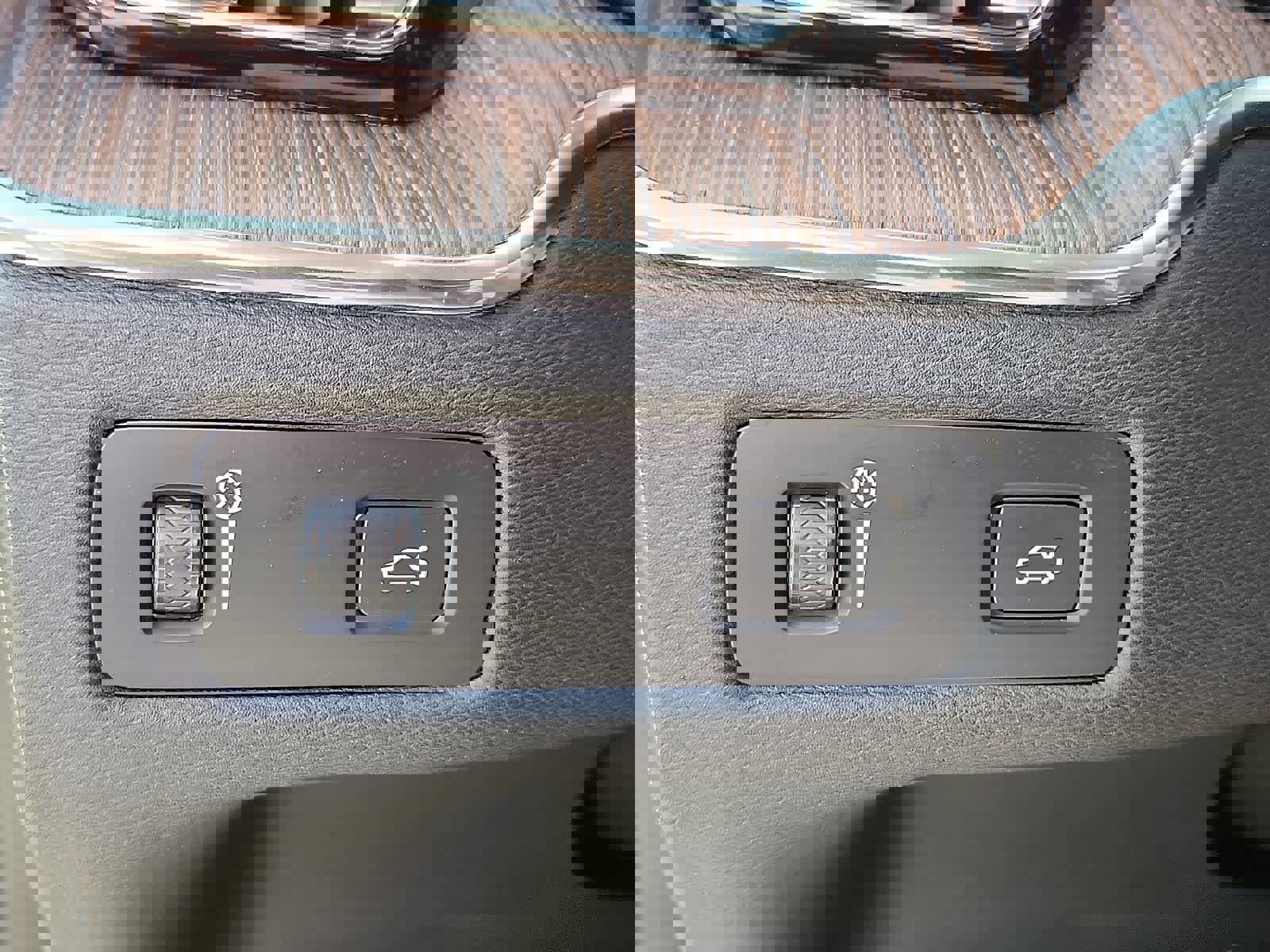 Used 2022 Volvo XC60 B5 Momentum image 25