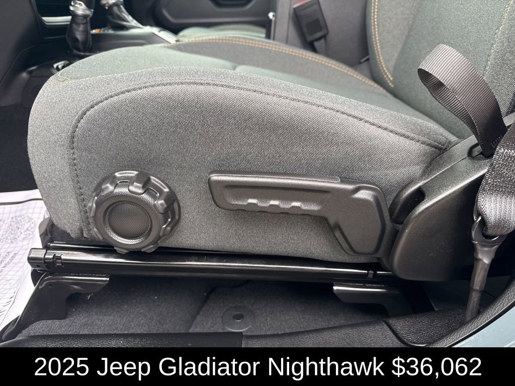 Used 2025 Jeep Gladiator Sport image 12