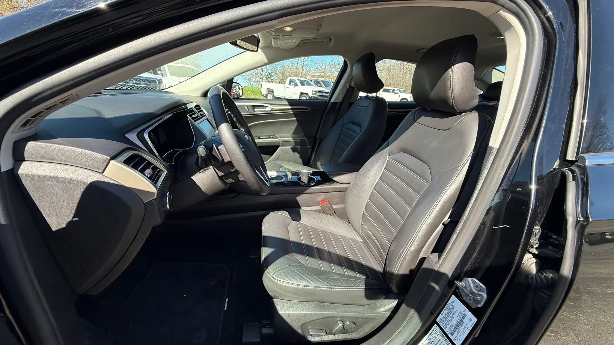 Used 2016 Ford Fusion SE w/ Equipment Group 202A AWD/4WD image 2