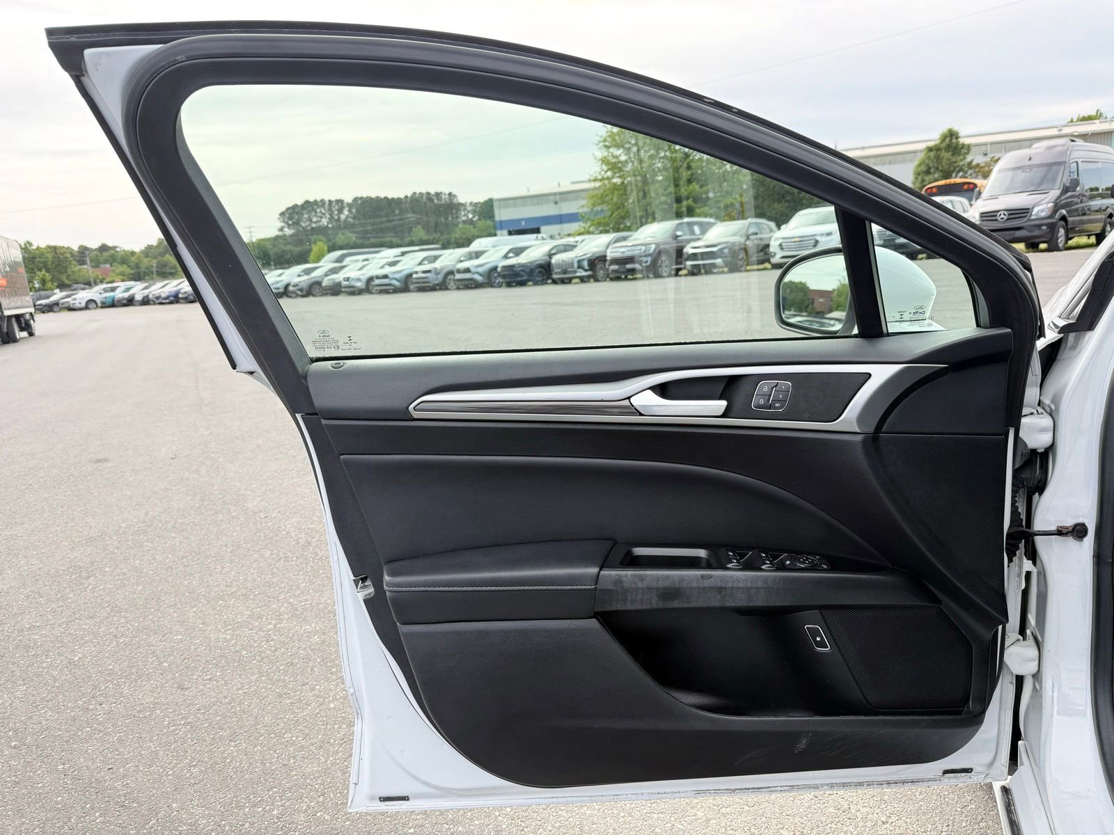 Used 2018 Ford Fusion SE w/ Equipment Group 602A FWD image 11