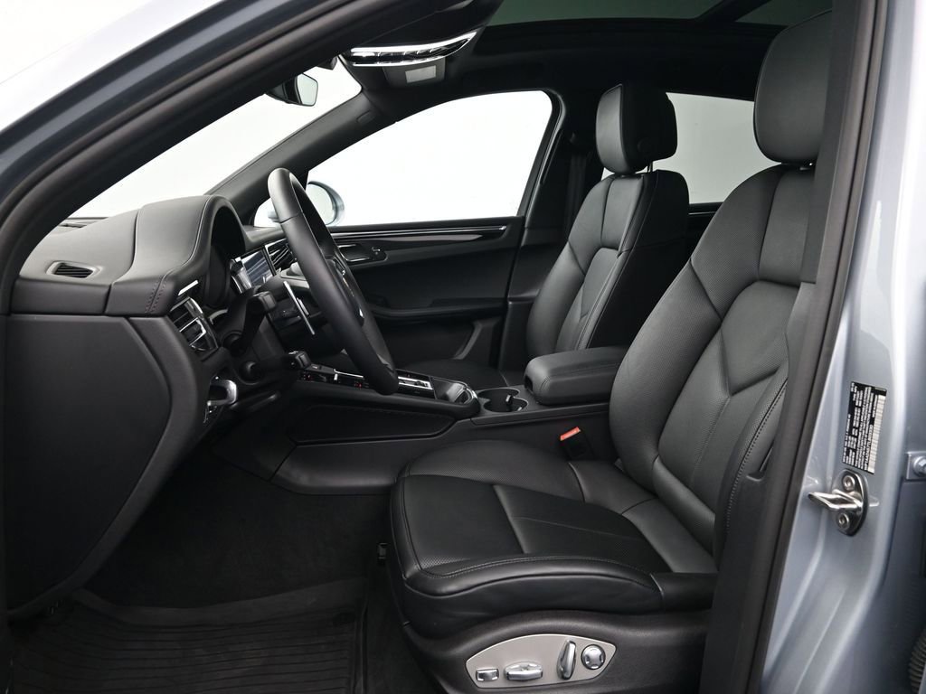 Certified 2026 Porsche Macan image 5