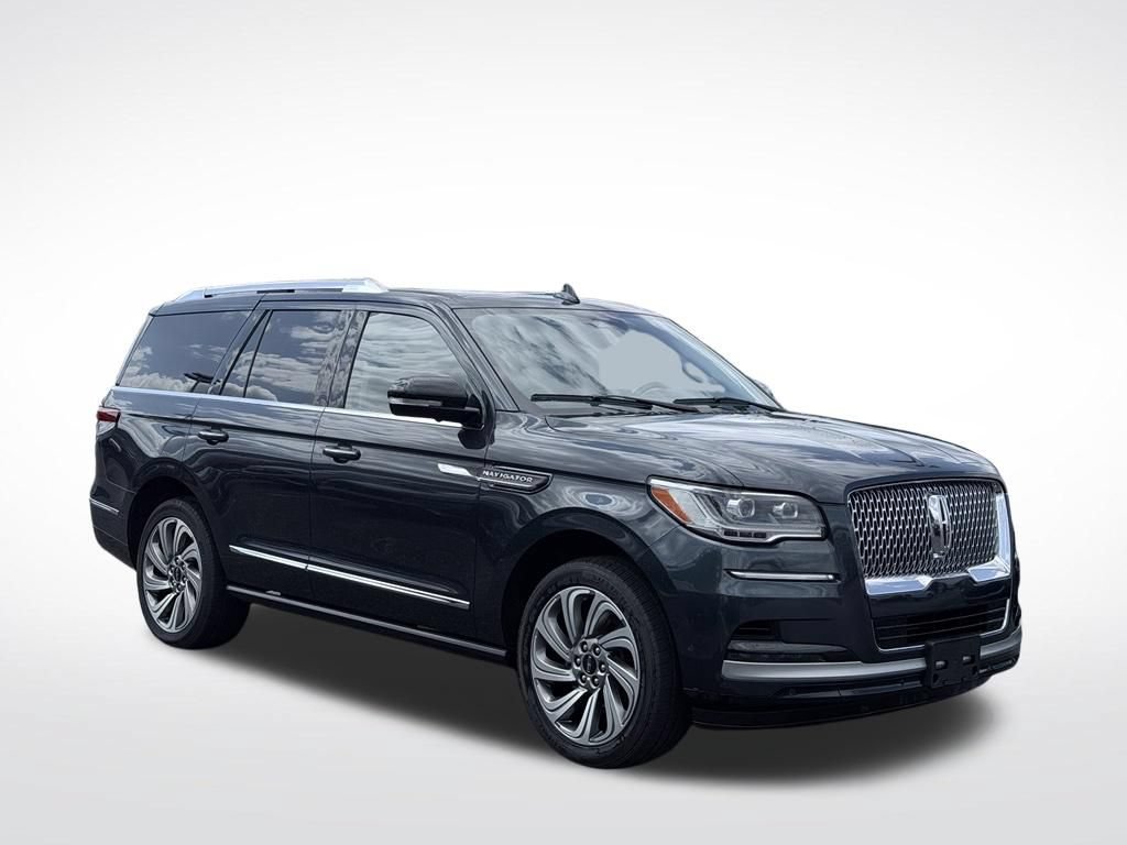 Used 2022 Lincoln Navigator 4WD image 4