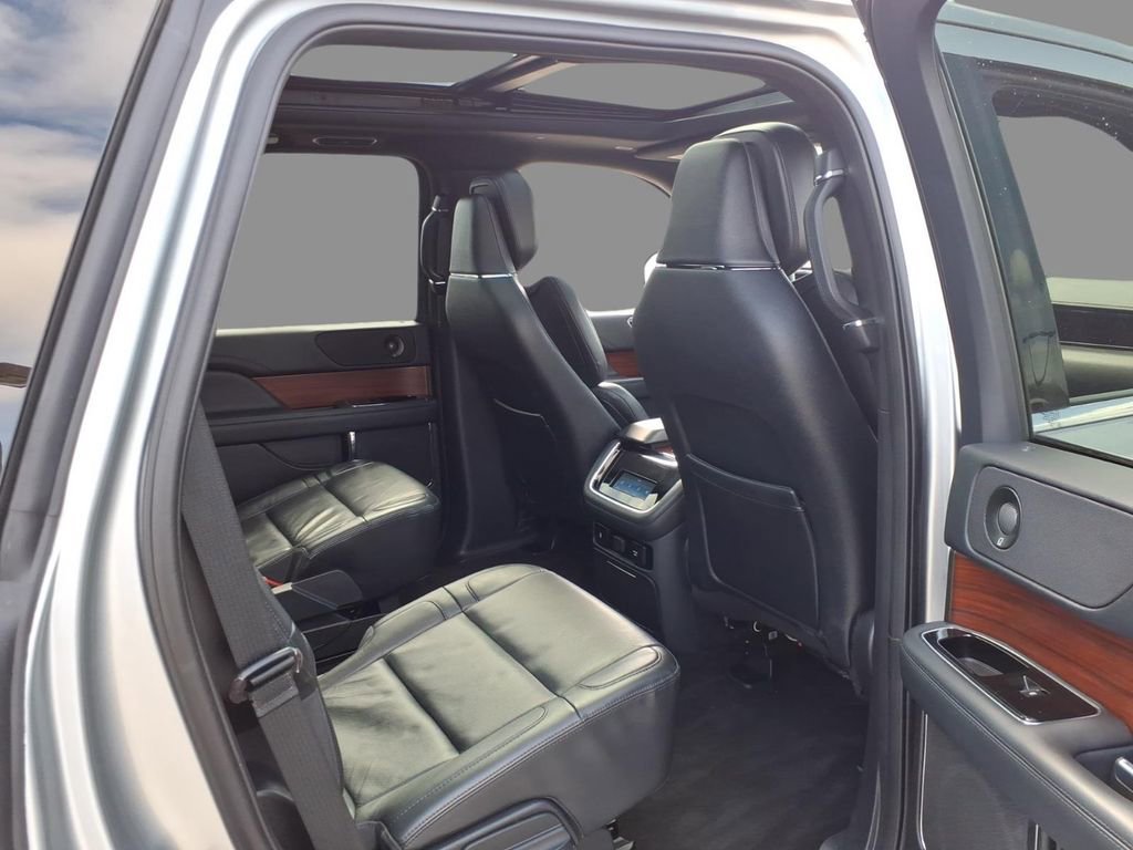 Used 2023 Lincoln Navigator Reserve image 11