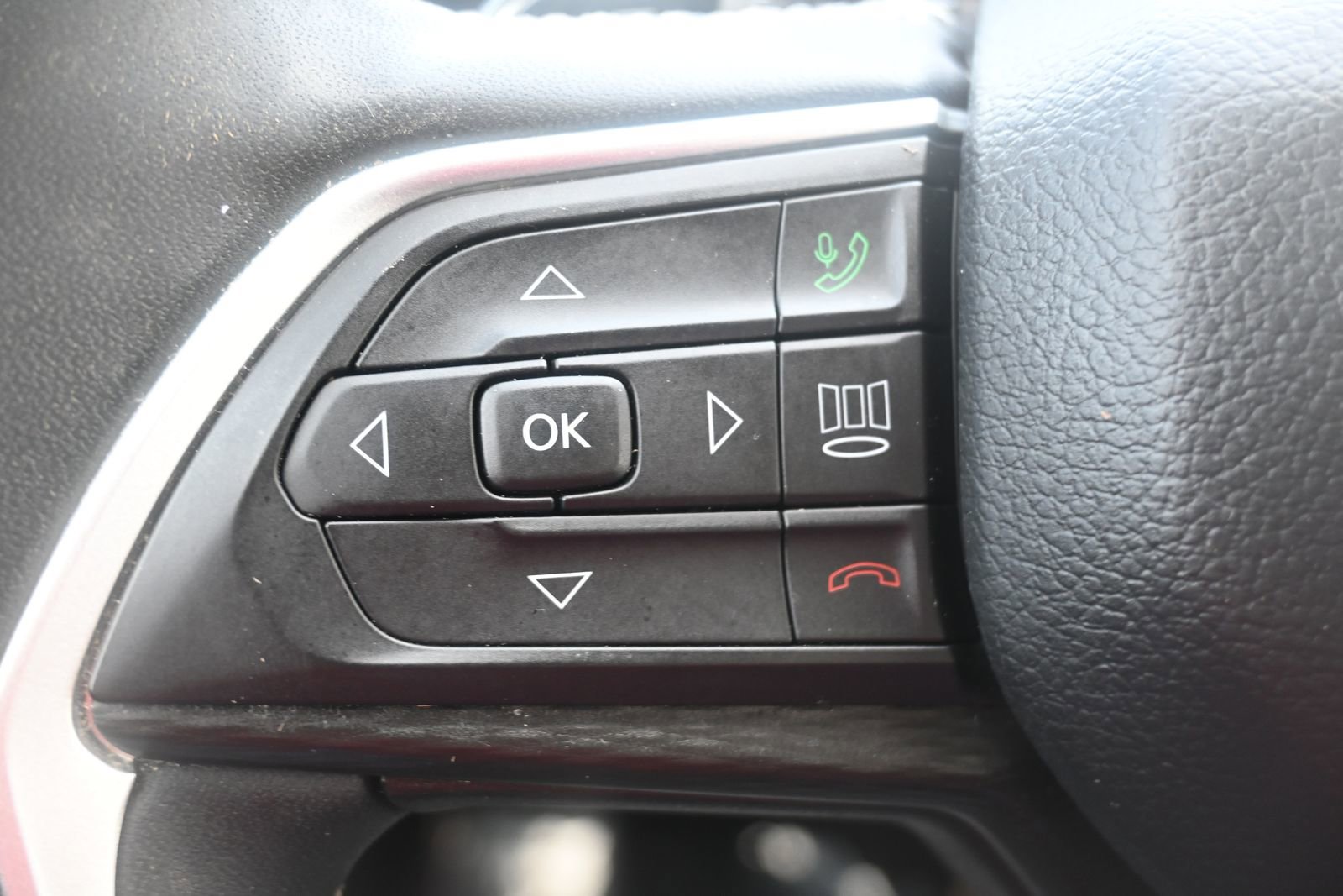 Used 2023 Jeep Grand Cherokee Laredo w/ Luxury Tech Group I image 10