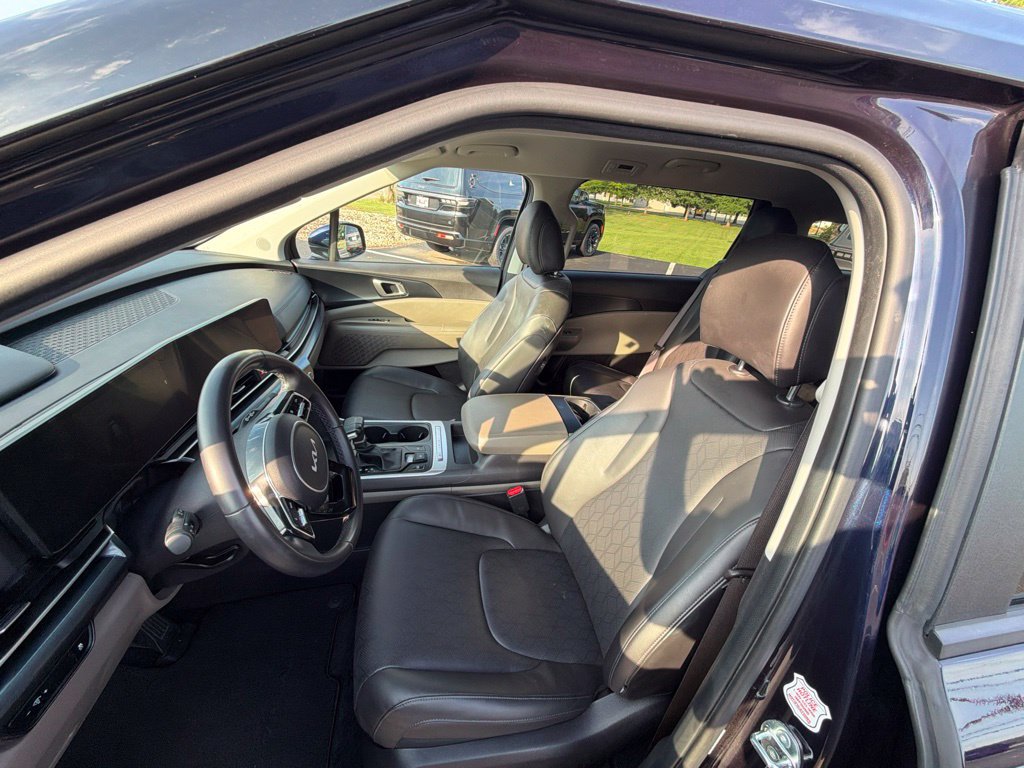 Used 2025 Kia Carnival FWD image 19