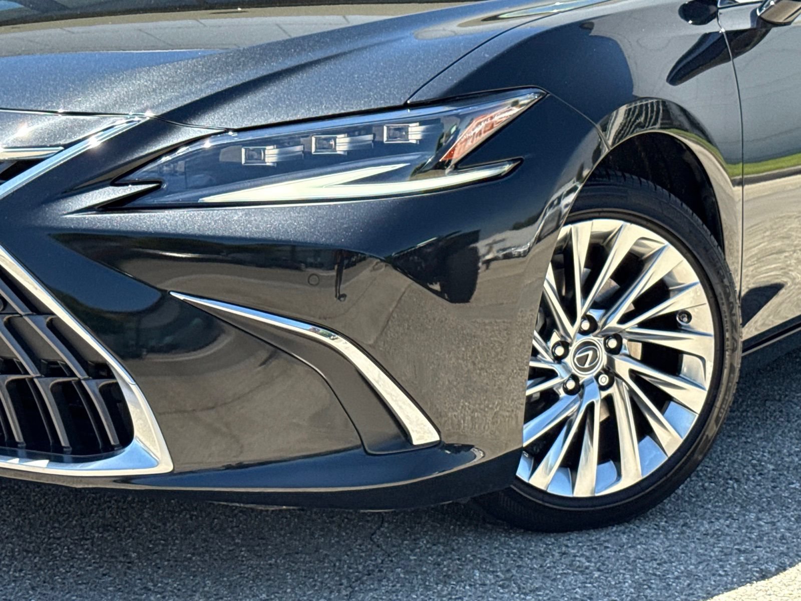 Used 2023 Lexus ES 300h w/ Accessory Package (Z1) FWD image 3
