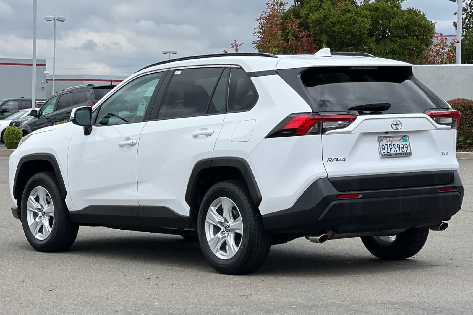Used 2021 Toyota RAV4 XLE w/ Convenience Package FWD image 7