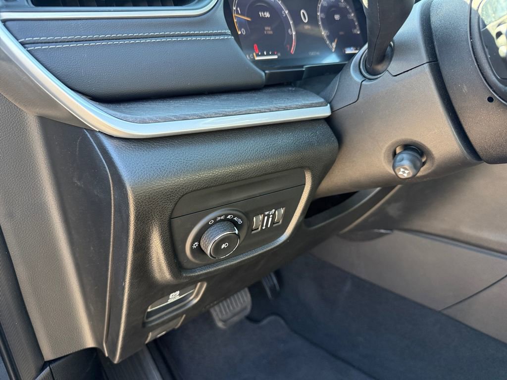 Used 2025 Jeep Grand Cherokee L Limited w/ Luxury Tech Group II image 20