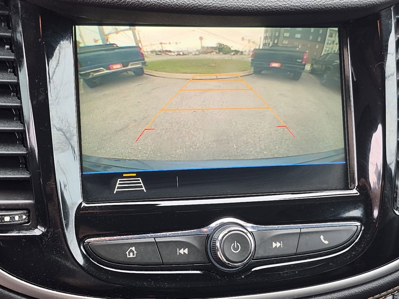 Used 2018 Chevrolet Trax LT w/ Sun & Sound Package FWD image 14
