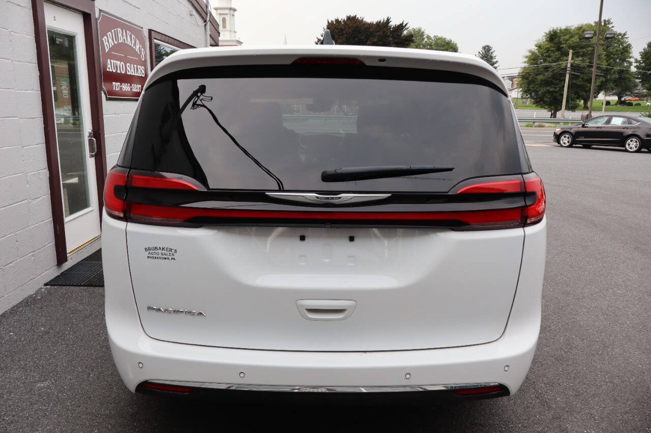 Used 2024 Chrysler Pacifica Touring-L FWD image 3