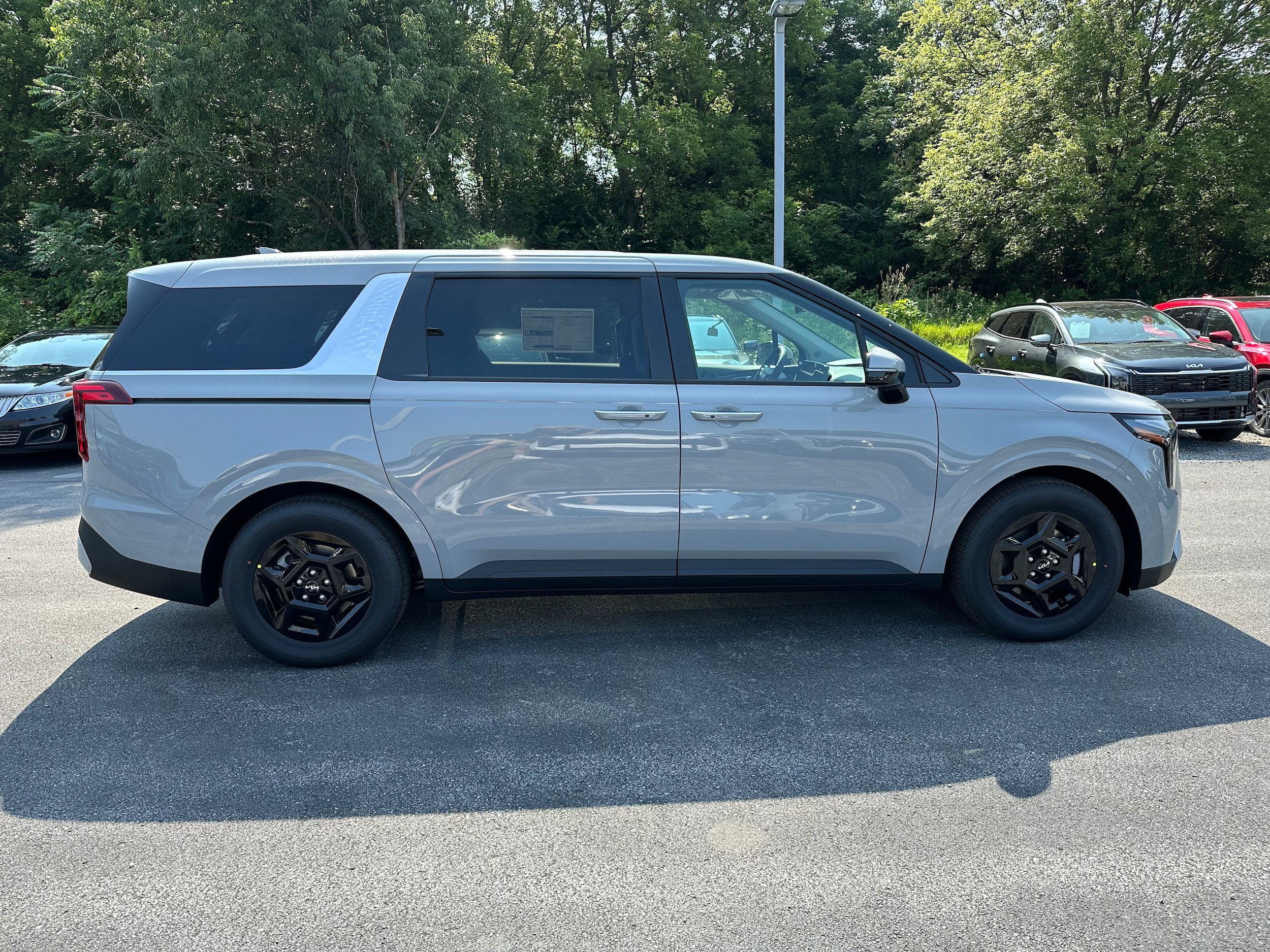 New 2027 Kia Carnival FWD image 4