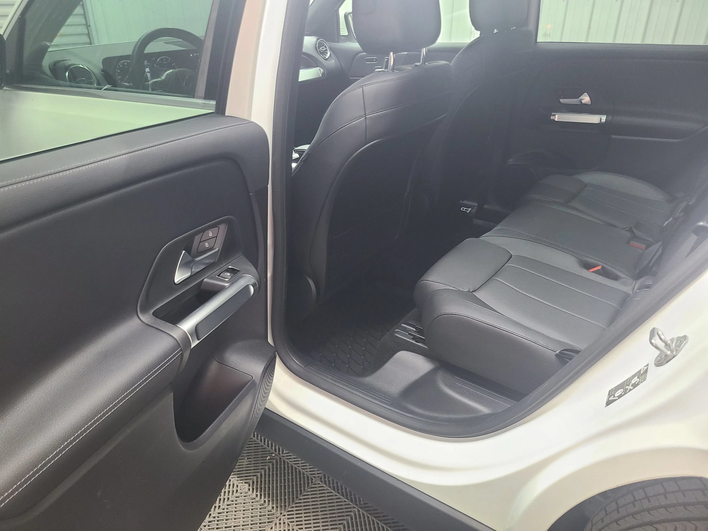 Used 2021 Mercedes-Benz GLB 250 4MATIC image 35