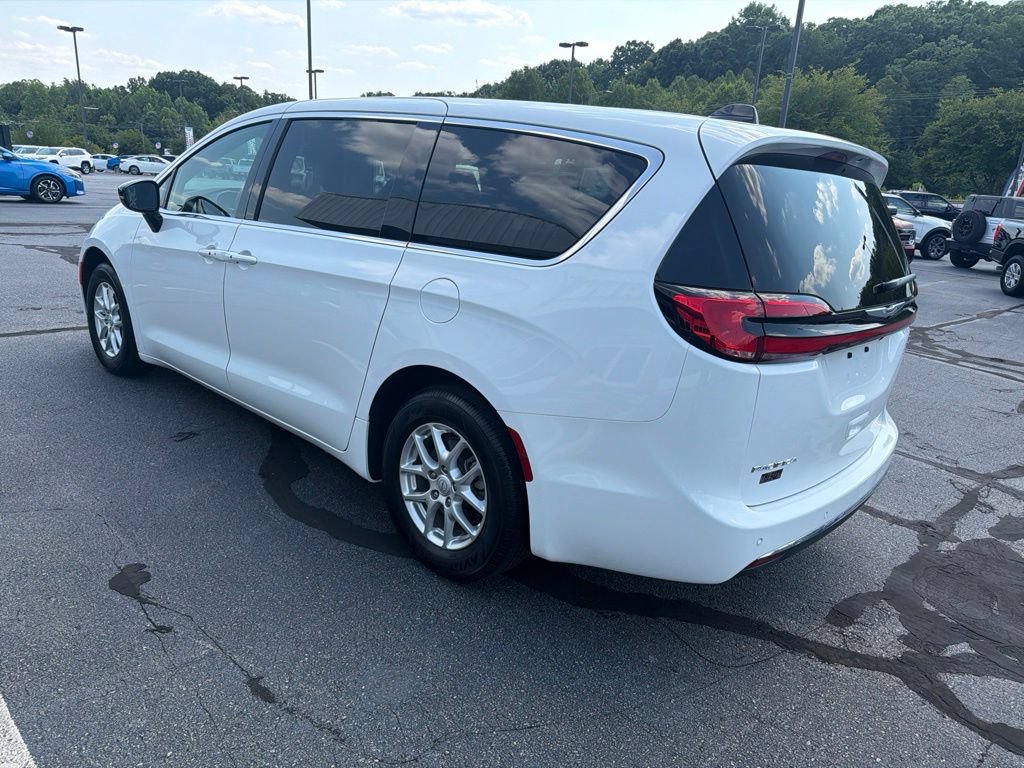 Used 2025 Chrysler Pacifica Select FWD image 4