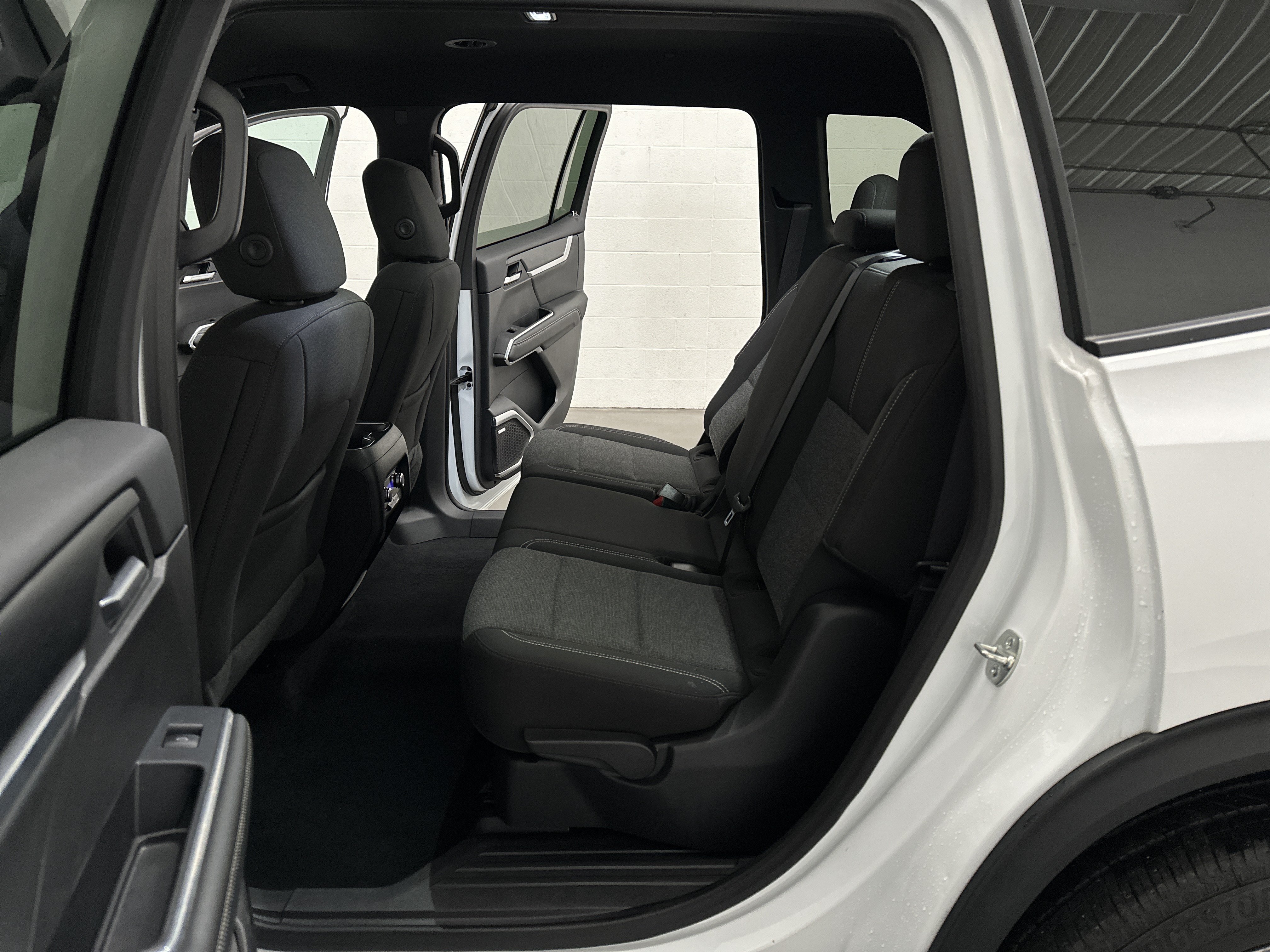 Used 2025 GMC Acadia Elevation FWD image 21