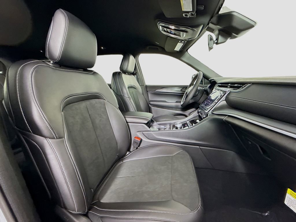 New 2025 Jeep Grand Cherokee L Laredo image 16