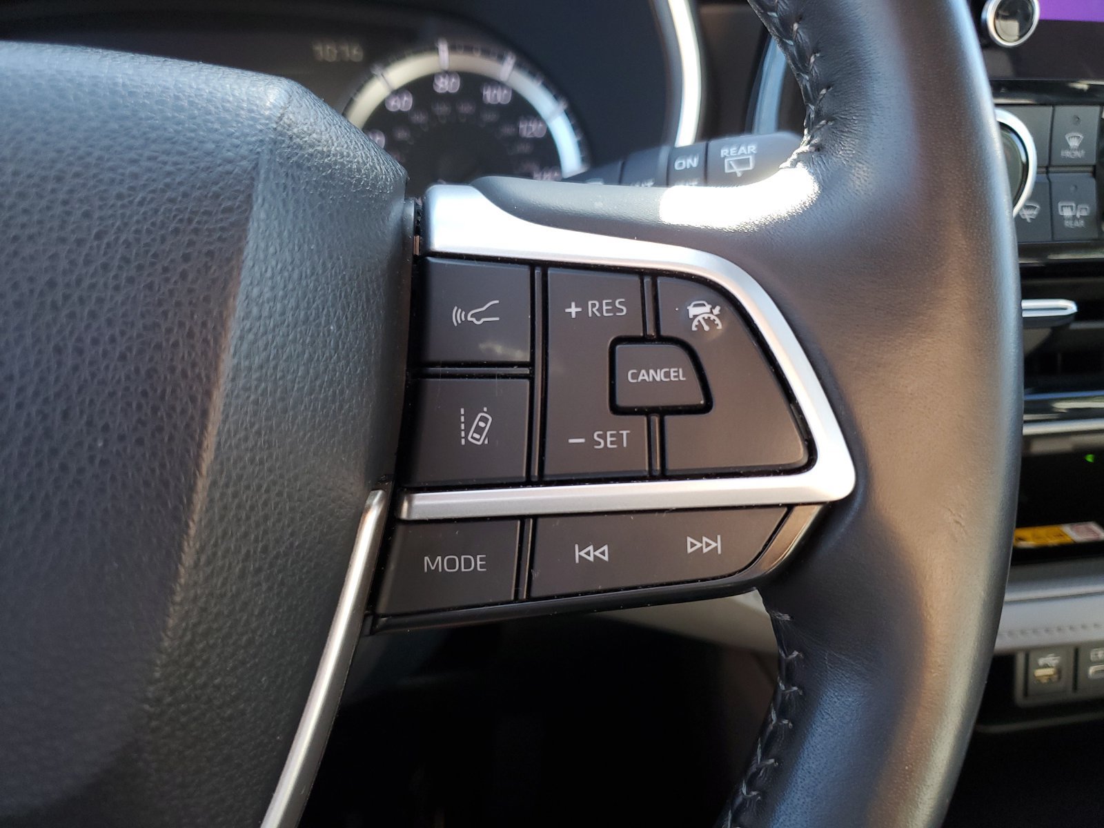 Used 2024 Toyota Highlander XLE AWD/4WD image 25