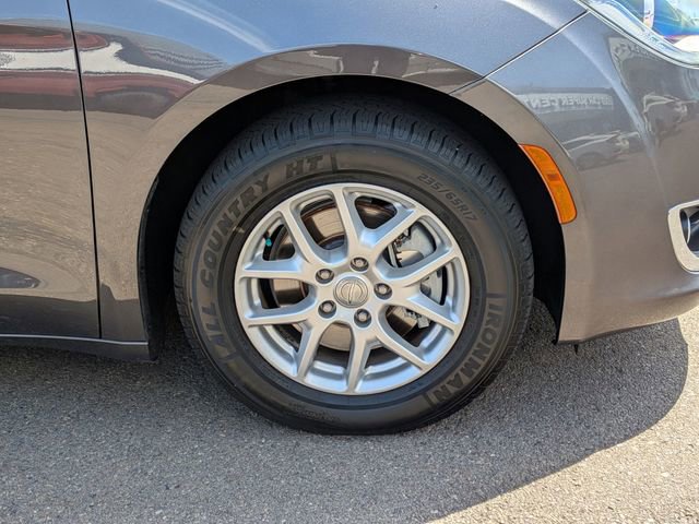 Used 2020 Chrysler Pacifica Touring FWD image 7