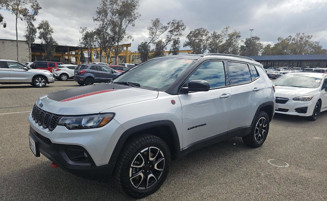 Used 2025 Jeep Compass Trailhawk AWD/4WD image 2