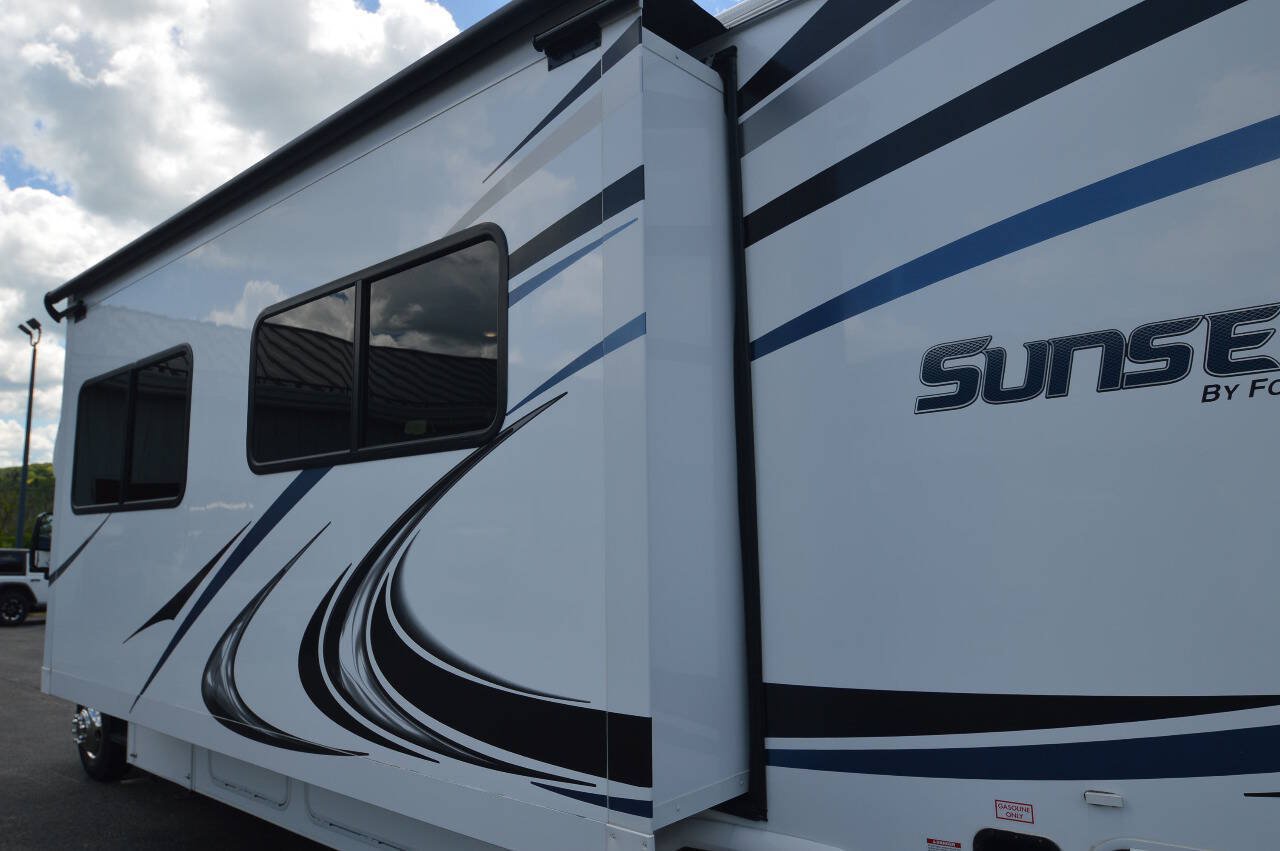 Used 2019 Ford E-450 and Econoline 450 Super Duty w/ Motorhome Prep Package RWD image 20