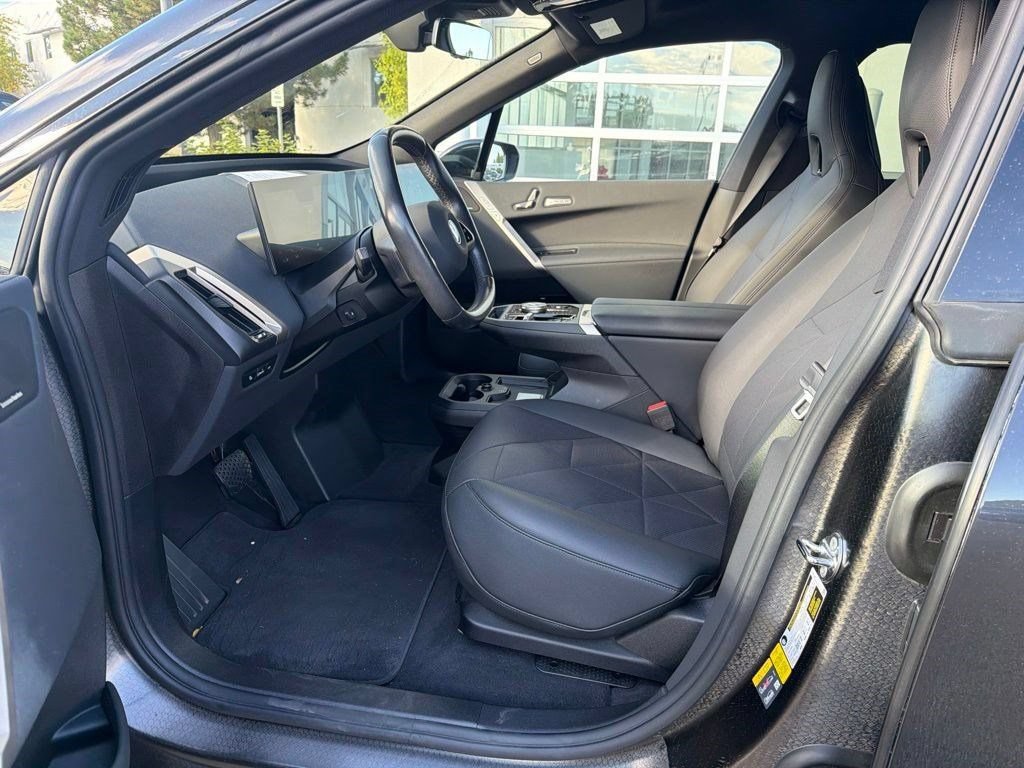 Used 2024 BMW iX xDrive50 w/ Premium Package AWD/4WD image 10
